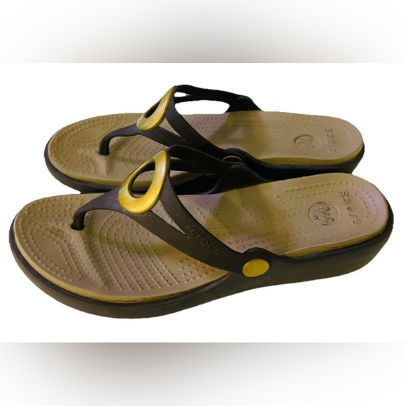 CROCS Sanrah Women 8 Gold Matte Circle Ring Wedge Espresso Brown Sandals EUC - Picture 1 of 5